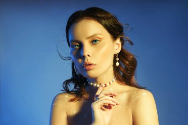 Güzel makyajlı, küpeli ve kolyeli bir kadının güzel portresi. Zodyak takımyıldızını bir kadın göğsüne çiziyorum.