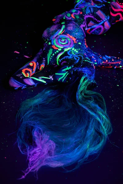 Kunst Weibliche Körperkunst Auf Dem Körper Der Ultraviolettem Licht Tanzt — Stockfoto