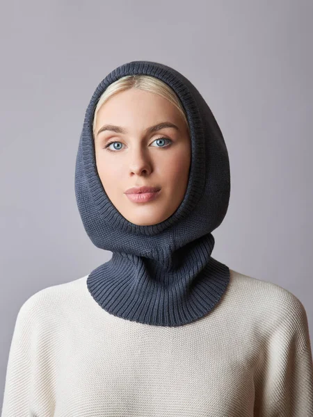 Europäische Muslimin Mit Blonden Haaren Und Kapuze Auf Dem Kopf — Stockfoto