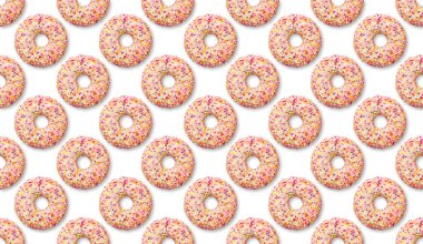 Beyaz arka planda parlak renkli çörek deseni, tatlı. Tatlı çörekler, abur cuburlar, konforlu yemekler