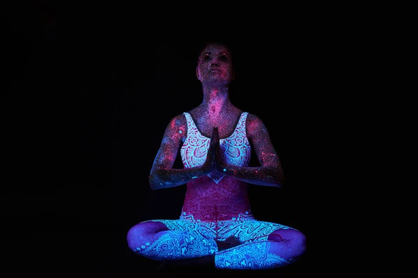 Mujer Hace Yoga Movimiento Manos Calentamiento Corporal Arte Chica Cosmos —  Fotos de Stock