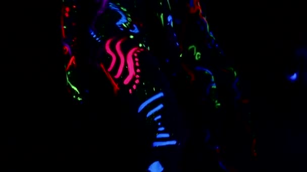 Kadın Ultraviyole Işıkta Dans Ediyor Vücudu Renkli Boyalarla Boyanmış — Stok video