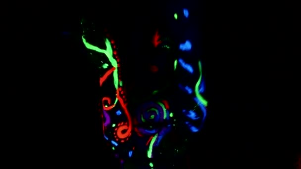 Kobieta Tańczy Ultrafioletowym Świetle Neonowym Jej Ciało Malowane Kolorowymi Farbami — Wideo stockowe