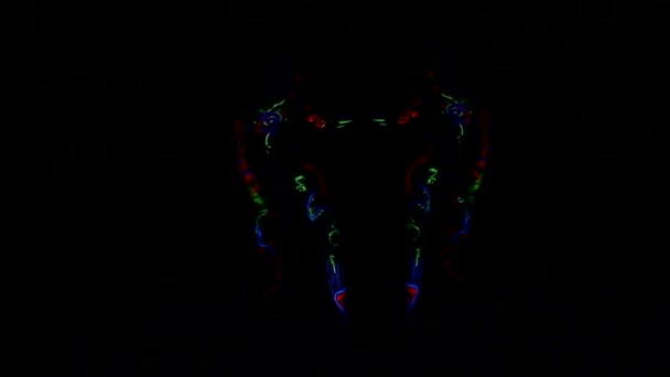 Frau Tanzt Ultraviolettem Neonlicht Ihr Körper Mit Farbigen Farben Bemalt — Stockvideo