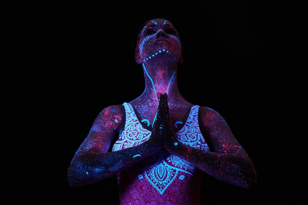 Arte Chica Cosmos Luz Ultravioleta Mujer Hace Yoga Calienta Cuerpo —  Fotos de Stock
