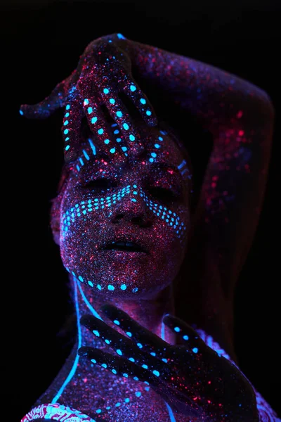 Cosmos Fille Art Lumière Ultraviolette Femme Fait Yoga Échauffement Corps — Photo