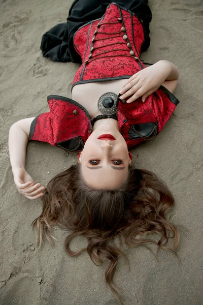 Bella Donna Anime Nella Sabbia Corsetto Rosso Sul Corpo Della — Foto Stock