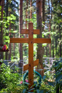 Mezarlıkta haç, mezarlıkta defin. Güneş ışığında ahşap haç