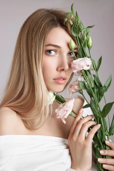 Beauty Portrait Woman Pink Eustoma Flowers Her Hands Natural Cosmetics — Stock Photo, Image