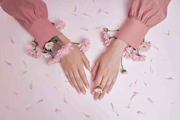 Piękne Ręce Kobieta Różowymi Kwiatami Stole Naturalny Kosmetyk Pielęgnacji Skóry — Zdjęcie stockowe