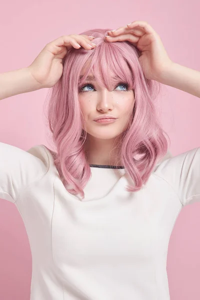 Menina Bonito Com Cabelos Longos Rosa Coloração Cabelo Mulher Bonita — Fotografia de Stock