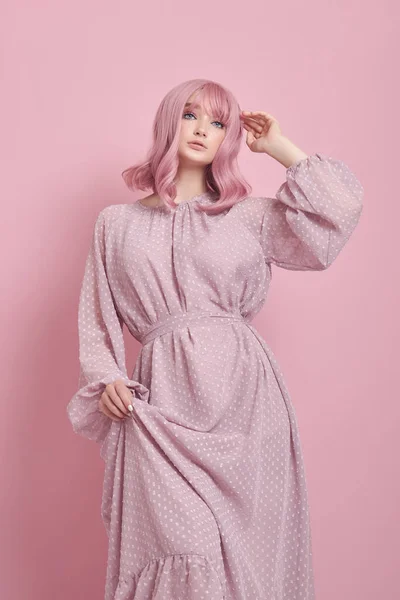 Mulher Com Cabelo Rosa Tingido Vestido Longo Retrato Uma Menina — Fotografia de Stock