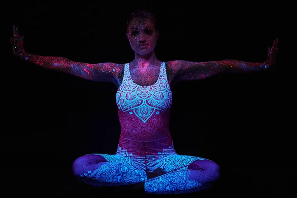 Mujer Hace Yoga Movimiento Manos Calentamiento Corporal Arte Chica Cosmos —  Fotos de Stock