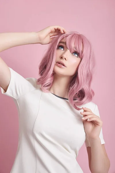 Menina Bonito Com Cabelos Longos Rosa Coloração Cabelo Mulher Bonita — Fotografia de Stock