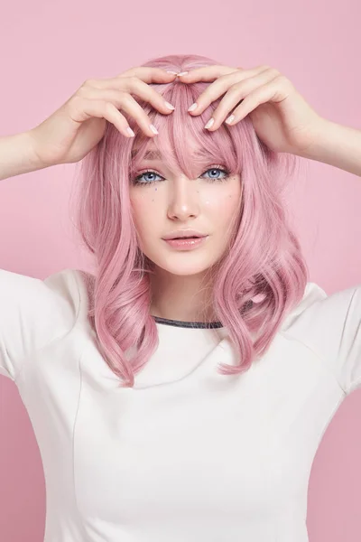Ładna Dziewczyna Długimi Różowymi Włosami Farbowanie Włosów Piękna Kobieta Różowym — Zdjęcie stockowe