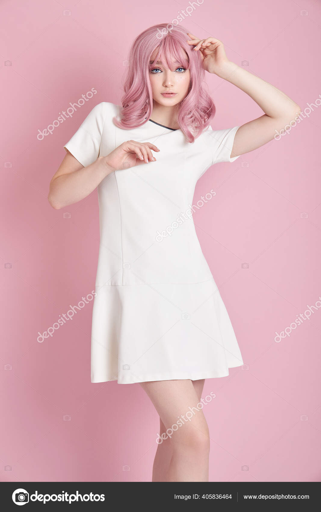 Menina adolescente com corte de cabelo curto branco e suéter branco