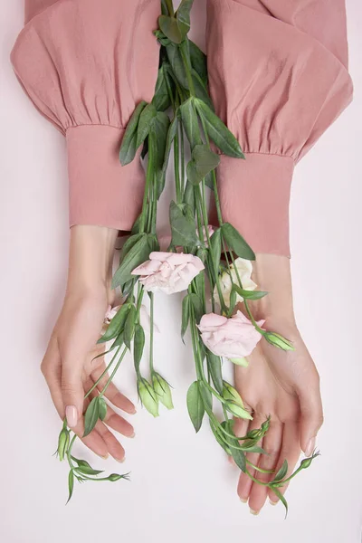 Belleza Manos Mujer Con Flores Rosas Sus Manos Sobre Mesa — Foto de Stock