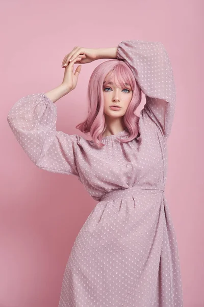 Mulher Com Cabelo Rosa Tingido Vestido Longo Retrato Uma Menina — Fotografia de Stock