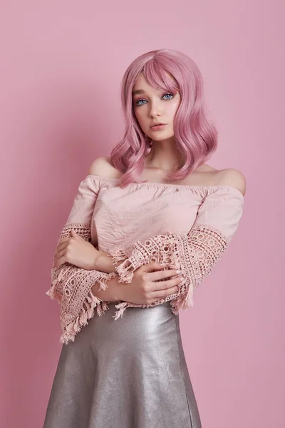 一个有着粉色头发的性感年轻女人的画像 完美的发型和发色 美丽的蓝眼睛和长长的粉色头发的女孩 — 图库照片