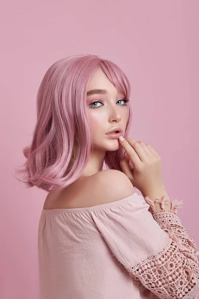 Retrato Una Joven Sexy Con Pelo Rosa Peinado Perfecto Coloración — Foto de Stock