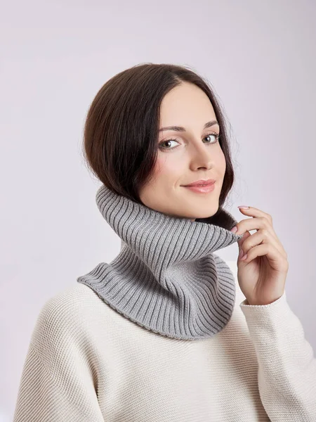 Mooie Vrouw Een Snood Sjaal Een Witte Achtergrond Herfst Warme — Stockfoto