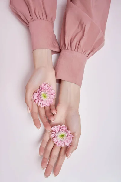Belleza Manos Mujer Con Flores Rosas Sus Manos Sobre Mesa —  Fotos de Stock