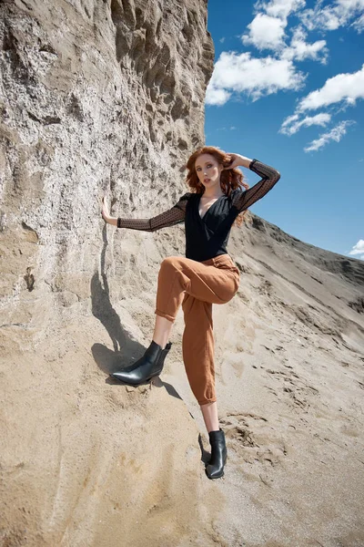 Mode Rothaarige Mädchen Orangefarbenen Jeans Posieren Der Natur Der Nähe — Stockfoto