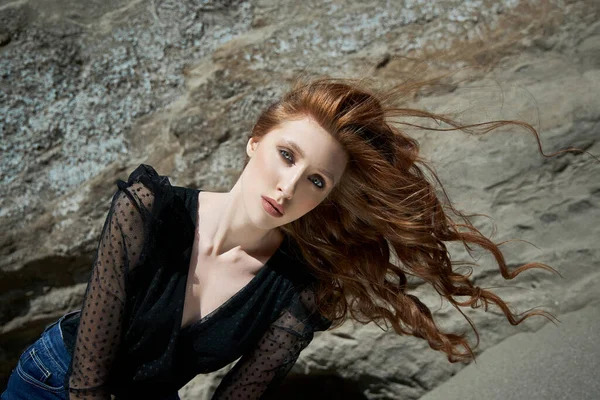 Красивая Женщина Длинными Рыжими Волосами Позирует Природе Красивый Натуральный Макияж — стоковое фото