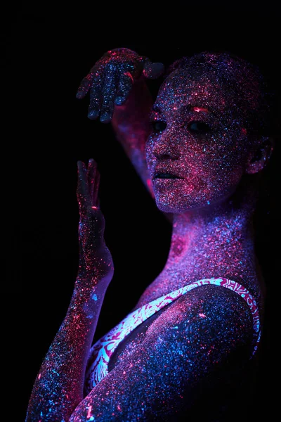 Arte Mujer Cosmos Luz Ultravioleta Todo Cuerpo Está Cubierto Gotitas — Foto de Stock
