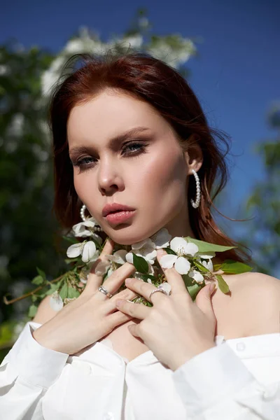 Bella Ragazza Primavera Nei Rami Dei Cespugli Mele Fiore Ritratto — Foto Stock