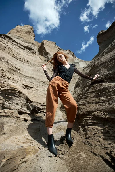 Mode Rothaarige Mädchen Orangefarbenen Jeans Posieren Der Natur Der Nähe — Stockfoto