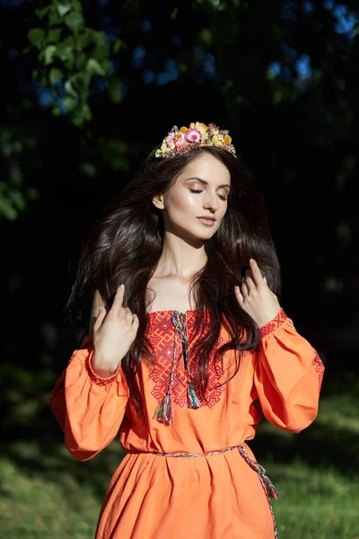 Mooie Slavische Vrouw Een Oranje Etnische Jurk Een Krans Van — Stockfoto