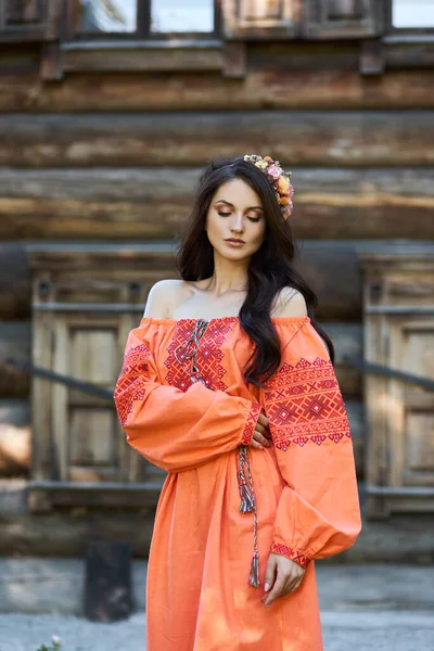 Bella Donna Slava Abito Etnico Arancione Una Corona Fiori Sulla — Foto Stock