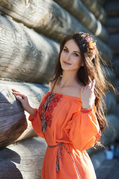 오렌지 의상을 화환을 머리에 아름다운 슬라브 아름다운 러시아 소녀의 — 스톡 사진