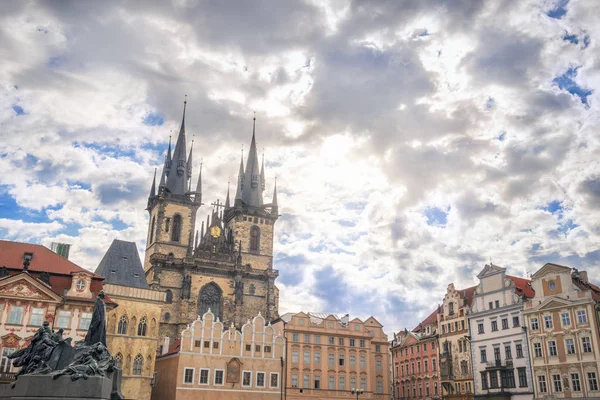 捷克的建筑在老城布拉格城 如我们的夫人教堂前 Tyn 与其的哥特式塔楼和其他五颜六色的建筑 — 图库照片