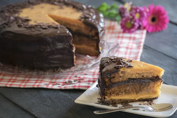 Chutný Dort Brigadeiro Náplň Kondenzovaným Mlékem Čokoládové Přičemž Celý Dort — Stock fotografie