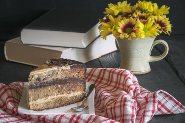 Příjemné Chvíle Plátkem Lahodné Brigadeiro Dort Knihy Žluté Květy Rustikální — Stock fotografie