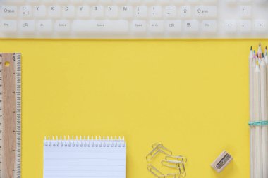 Üstten görünüm office sahne ve klavye, kopya alanı orta ile sarı bir masa
