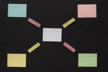 Yapışkan notlar üzerinde kabataslak oklar beyaz boş kağıt nota