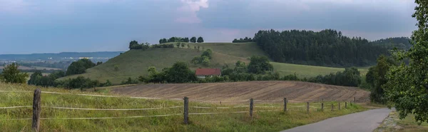 時間の田園地帯を青森 農業分野 国の道路や家は Michelbach ドイツの近くの夏の日風景 — ストック写真