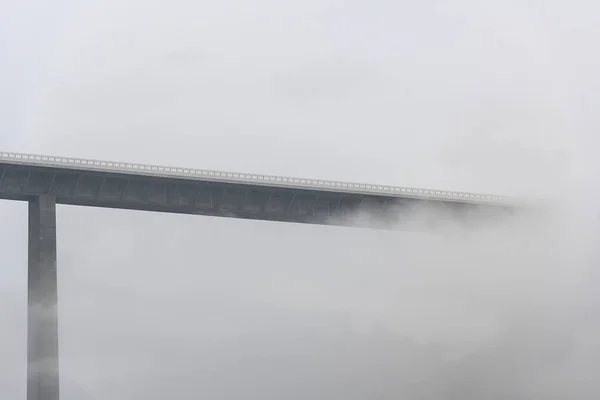 Legmagasabb Német Viadukt Amelyen Fut Autópálya Kochertalbrucke Megelőzte Köd Felhők — Stock Fotó