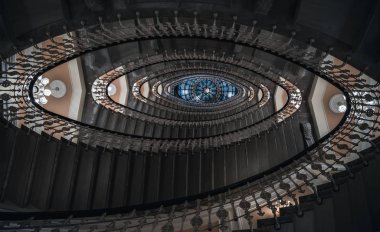 Spiral formunda, bir desen oval şekiller, avizeler, Cenova, İtalya'dan altında görüntülendi ışıklı merdiven tasarımı ile göz alıcı görüntü.