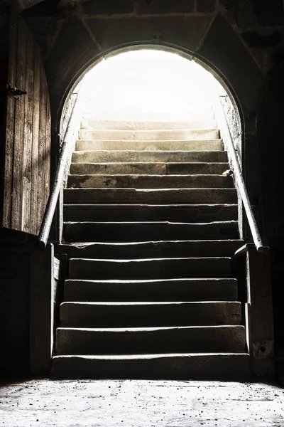 Cave Medieval Com Piso Pedra Suas Escadas Levando Uma Luz — Fotografia de Stock
