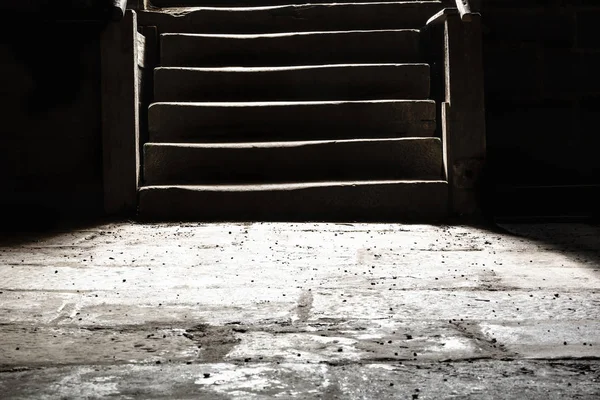 中世の半地下の石階すぐアップと高齢者の石階段 — ストック写真