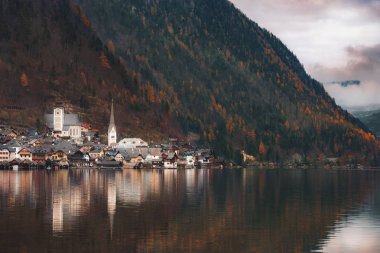 Ünlü Hallstatt, Avusturya bir şehirde, Dachstein Dağları'nın eteklerinde Hallstatter göl kıyısını orman renkli sonbahar tarafından çevrili.