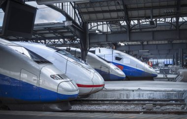 Yüksek hızlı modern trenler, Paris, Fransa üzerinden tren istasyonunda konuşlu dört farklı türde.