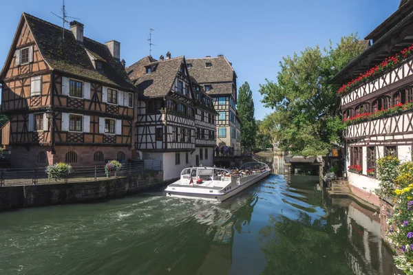 明信片视图的小法国 一个著名的历史街区在法国斯特拉斯堡 越过河生病 用于乘船游览城市 — 图库照片