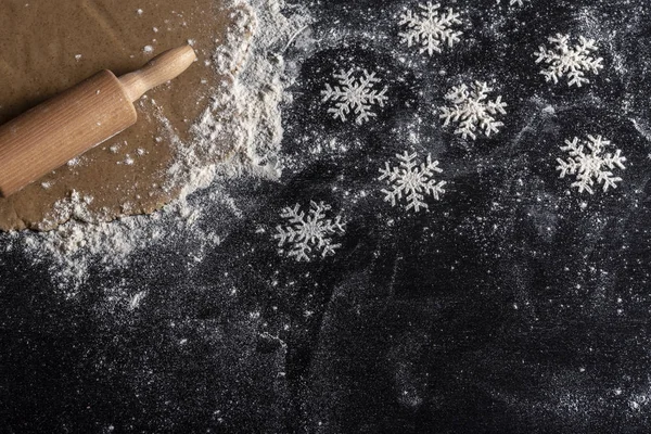 Floury Köksbord Med Pepparkaksdeg Och Snöflingor Som Bildas Från Vitt — Stockfoto