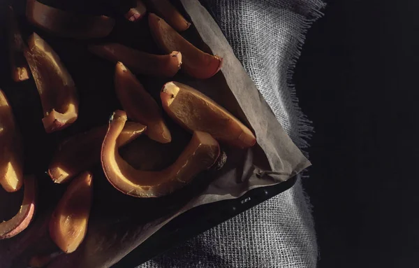 Rebanadas Calabaza Una Bandeja Sacada Del Horno Con Luz Natural — Foto de Stock