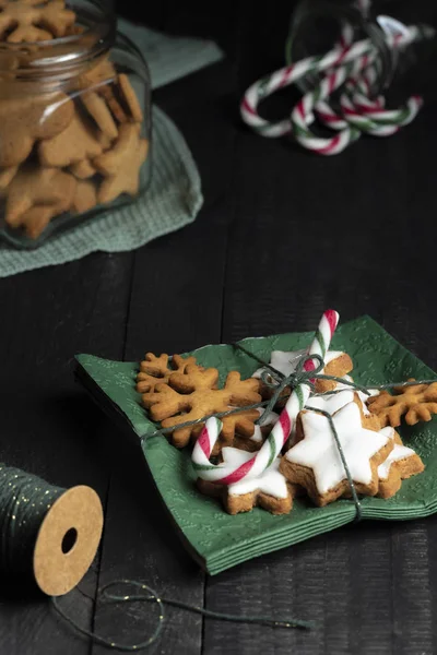 Close Εικόνα Διαφορετικά Σχήματα Μελόψωμο Cookies Και Κόκκινο Πράσινο Ριγέ — Φωτογραφία Αρχείου
